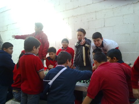 Preparando a un novel fotógrafo y a varios incipientes ajedrecistas.